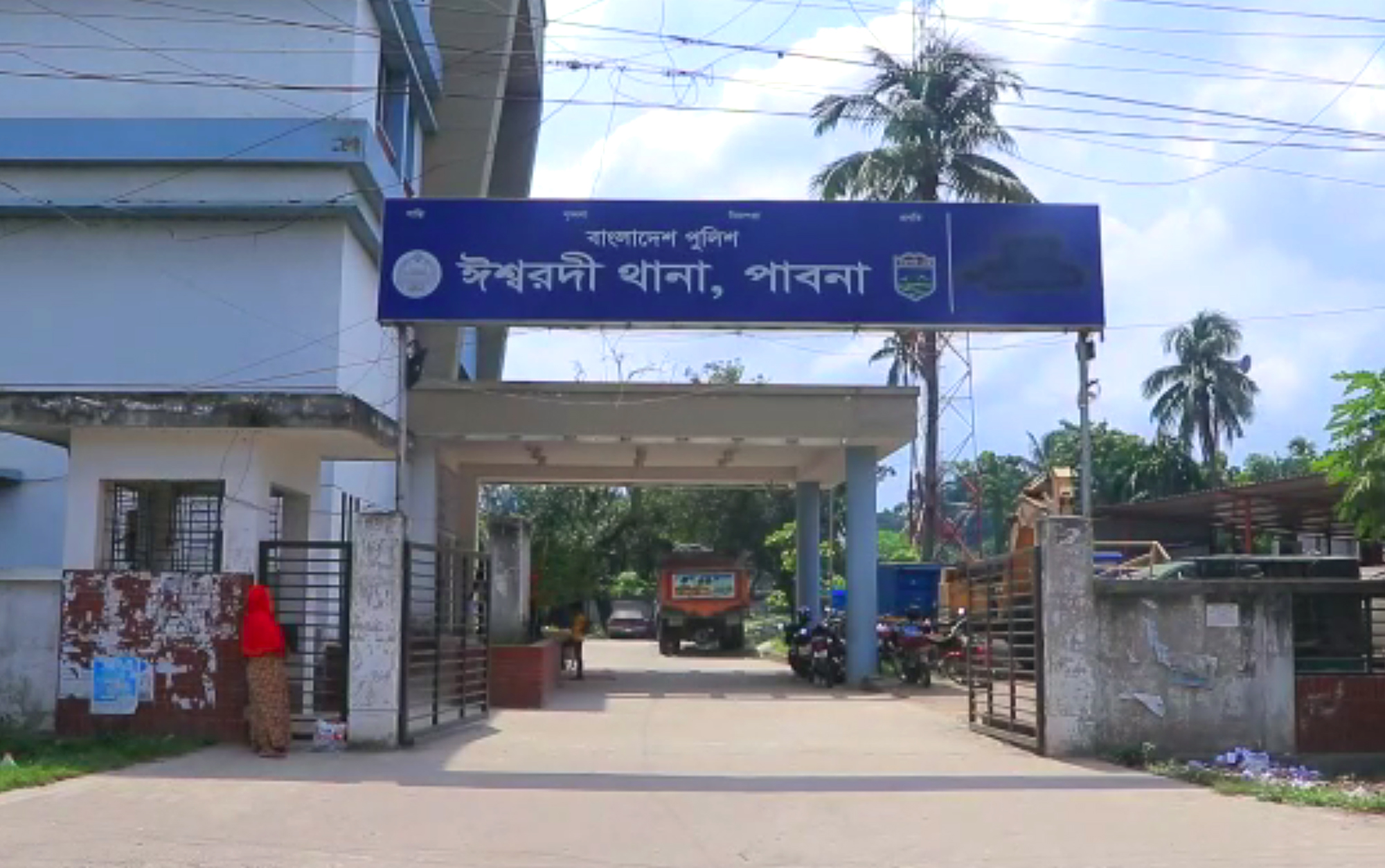 মহাসড়কে ব্যারিকেড দিয়ে অস্ত্রের মুখে ট্রাকসহ ১৭টি গরু নিয়ে গেল ডাকাতদল